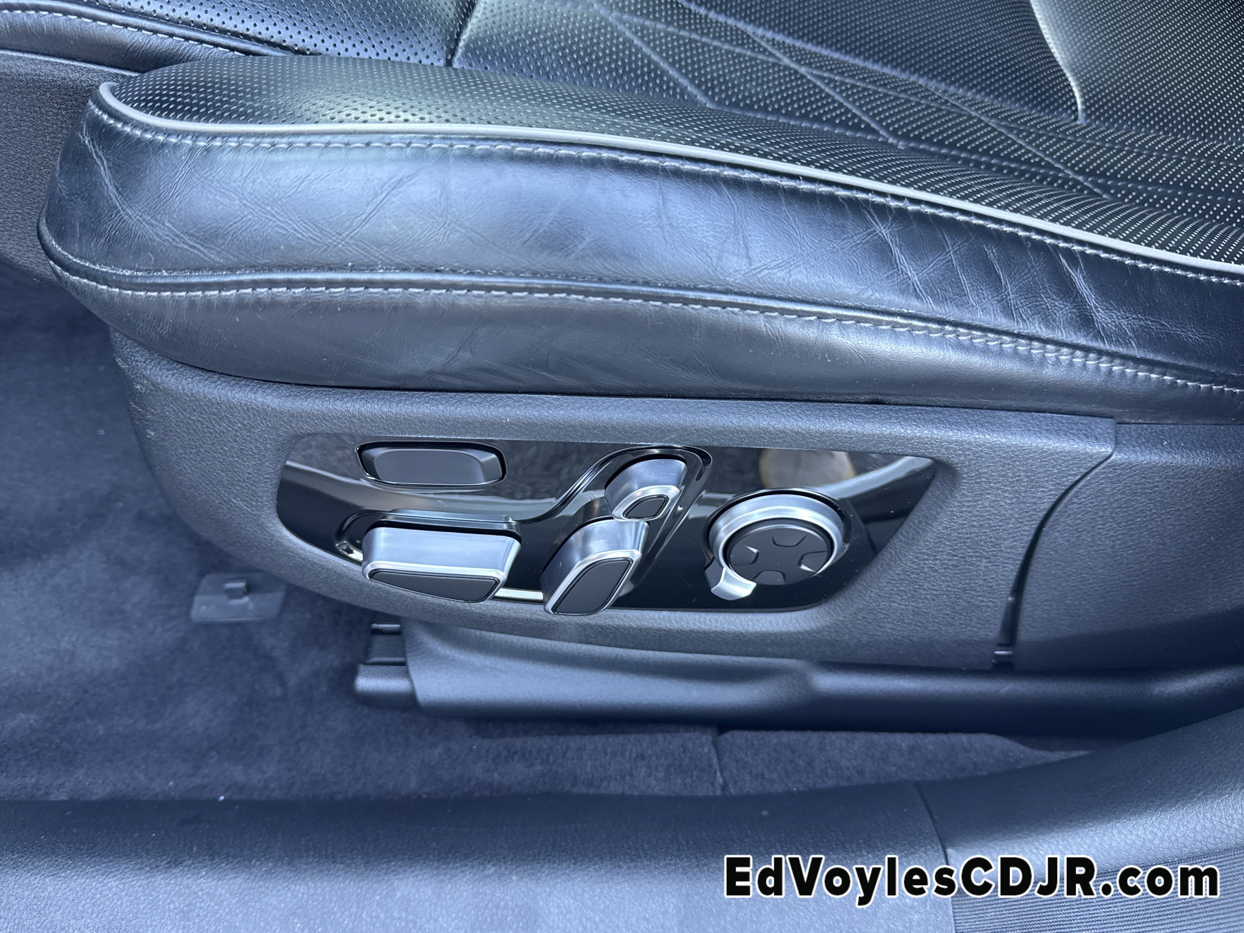 Used 2020 Kia K900 Luxury w/ VIP Package image 12