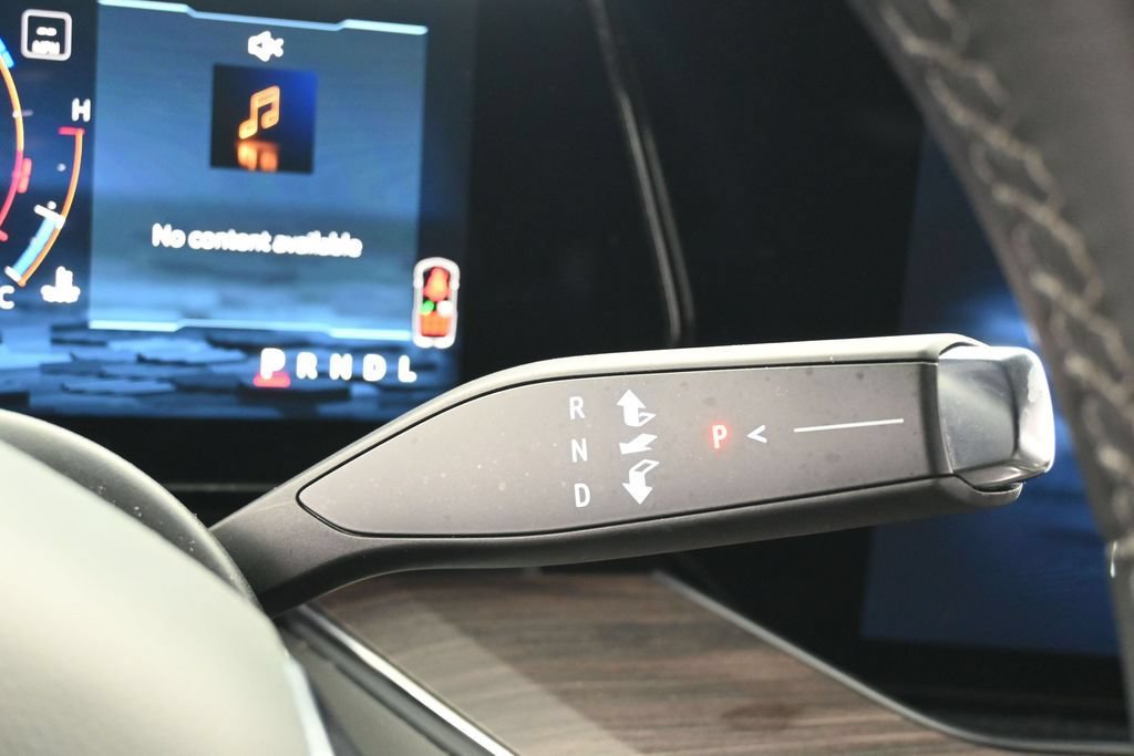 Used 2025 Chevrolet Suburban LT RWD image 33
