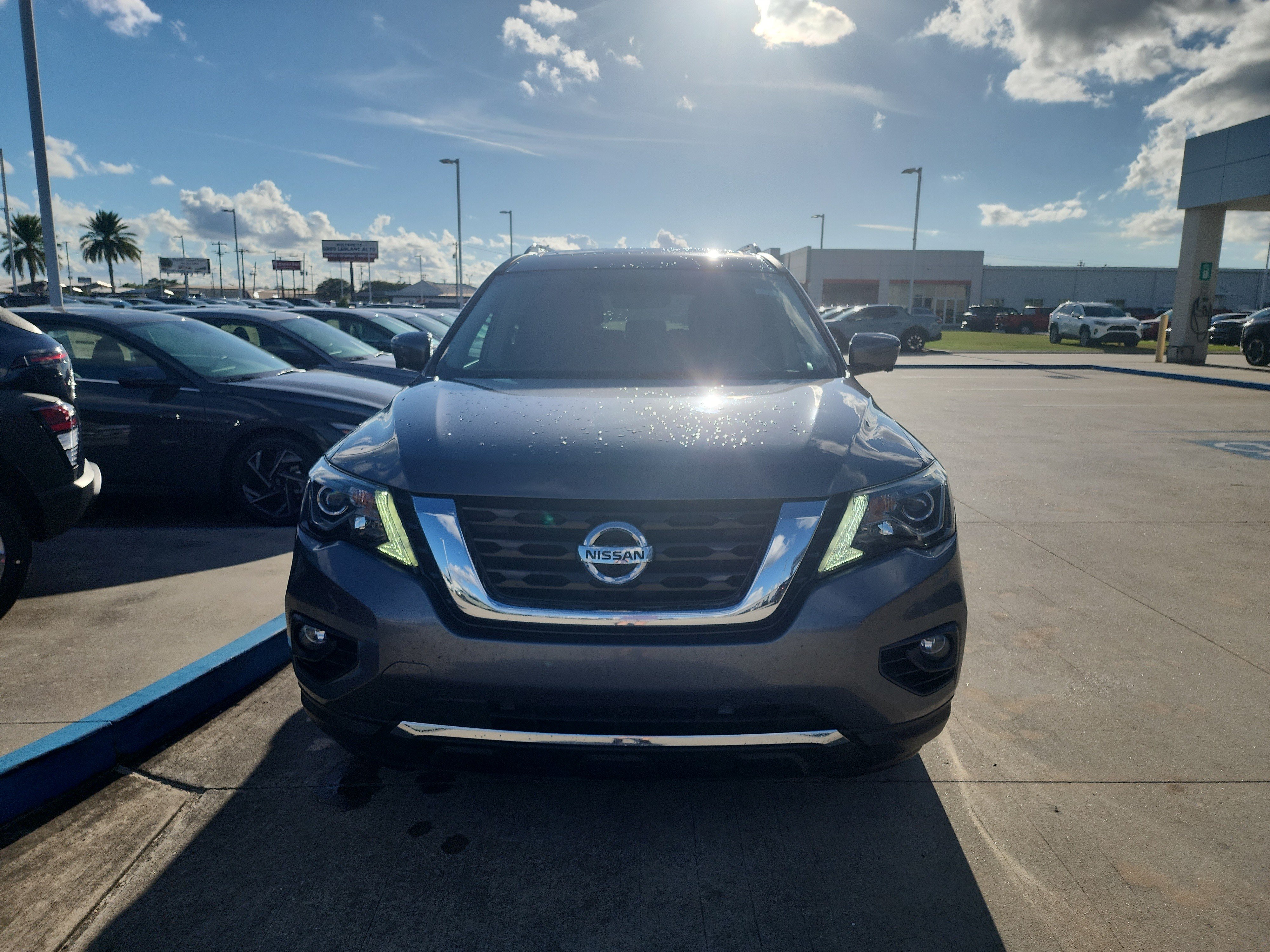 Used 2017 Nissan Pathfinder Platinum w/ Family Entertainment Package FWD image 2