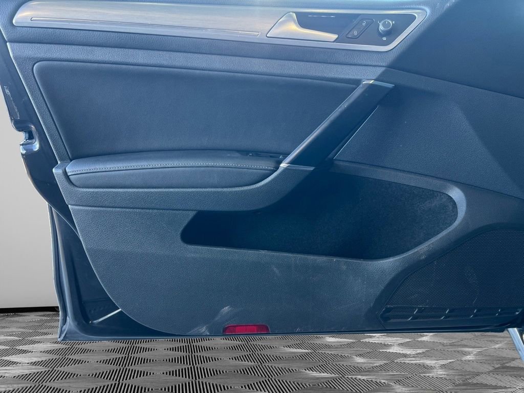 Used 2015 Volkswagen Golf S image 21