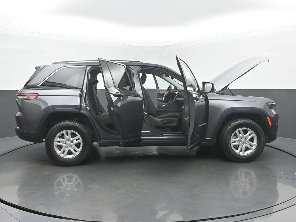 Used 2022 Jeep Grand Cherokee Laredo w/ Luxury Tech Group I AWD/4WD image 54