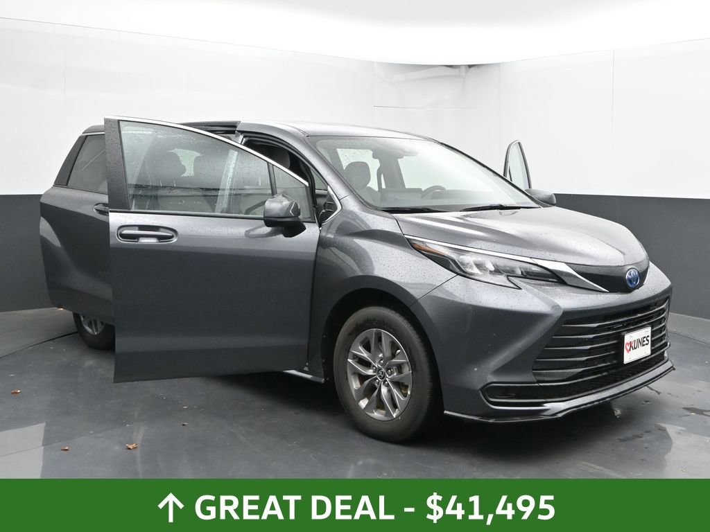 Used 2025 Toyota Sienna LE image 51