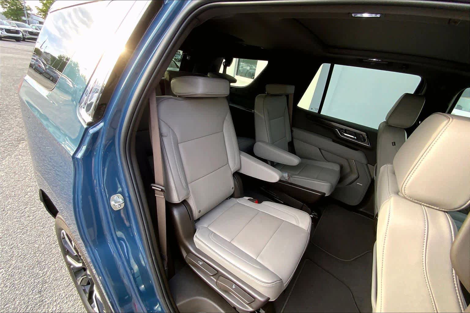 Used 2025 GMC Yukon Elevation w/ Technology Package AWD/4WD image 19