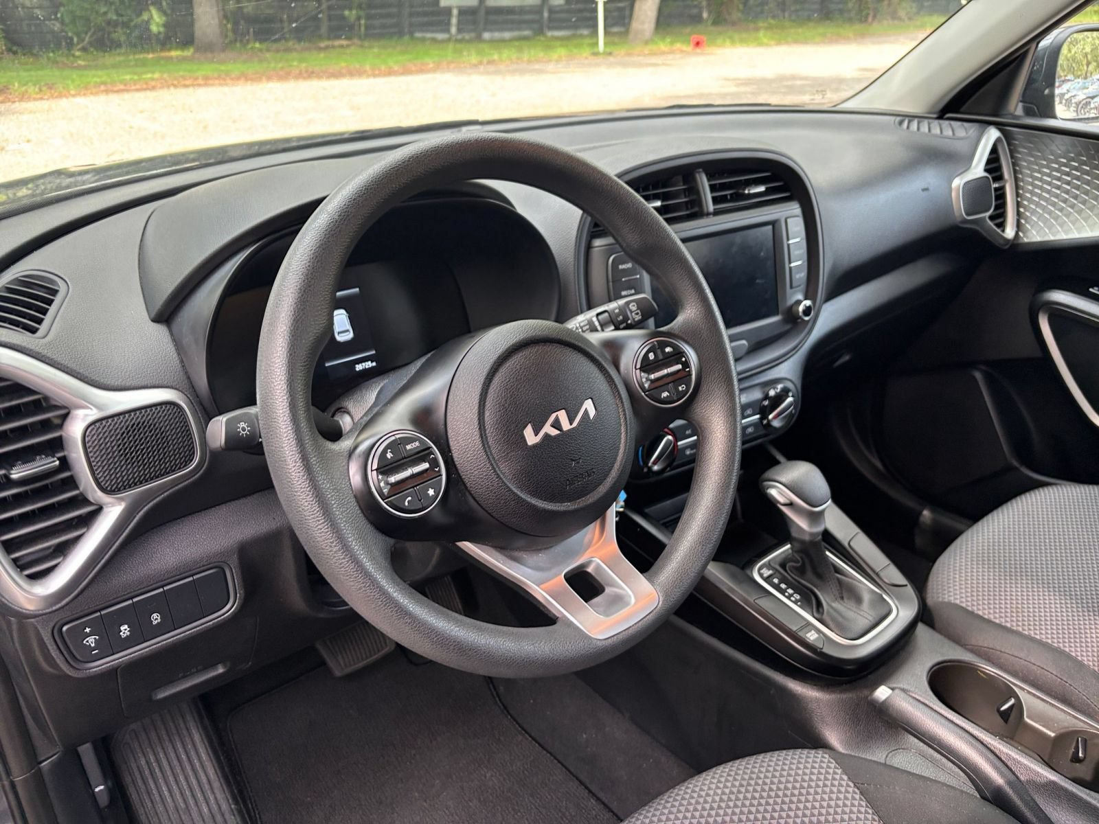 Used 2025 Kia Soul LX w/ LX Technology Package FWD image 31