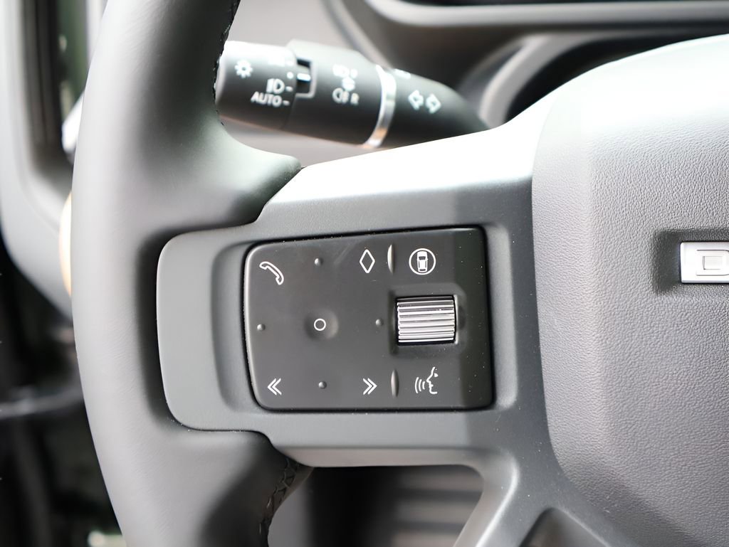 New 2026 Land Rover Defender 130 X-Dynamic SE AWD/4WD image 31