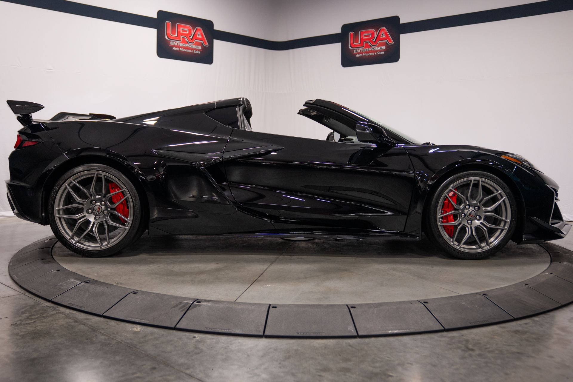 Used 2023 Chevrolet Corvette Z06 w/ Z07 Performance Package RWD image 10