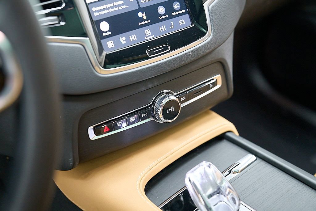 Certified 2024 Volvo XC90 T8 Ultimate AWD/4WD image 18