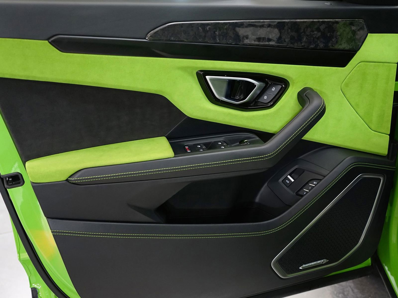 Used 2022 Lamborghini Urus image 13