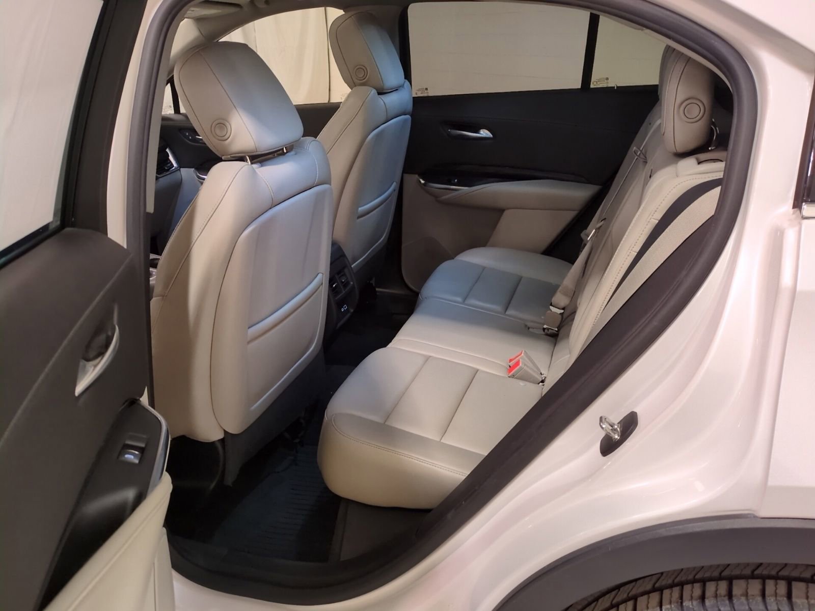 Used 2020 Cadillac XT4 Premium Luxury w/ Cold Weather Package AWD/4WD image 14