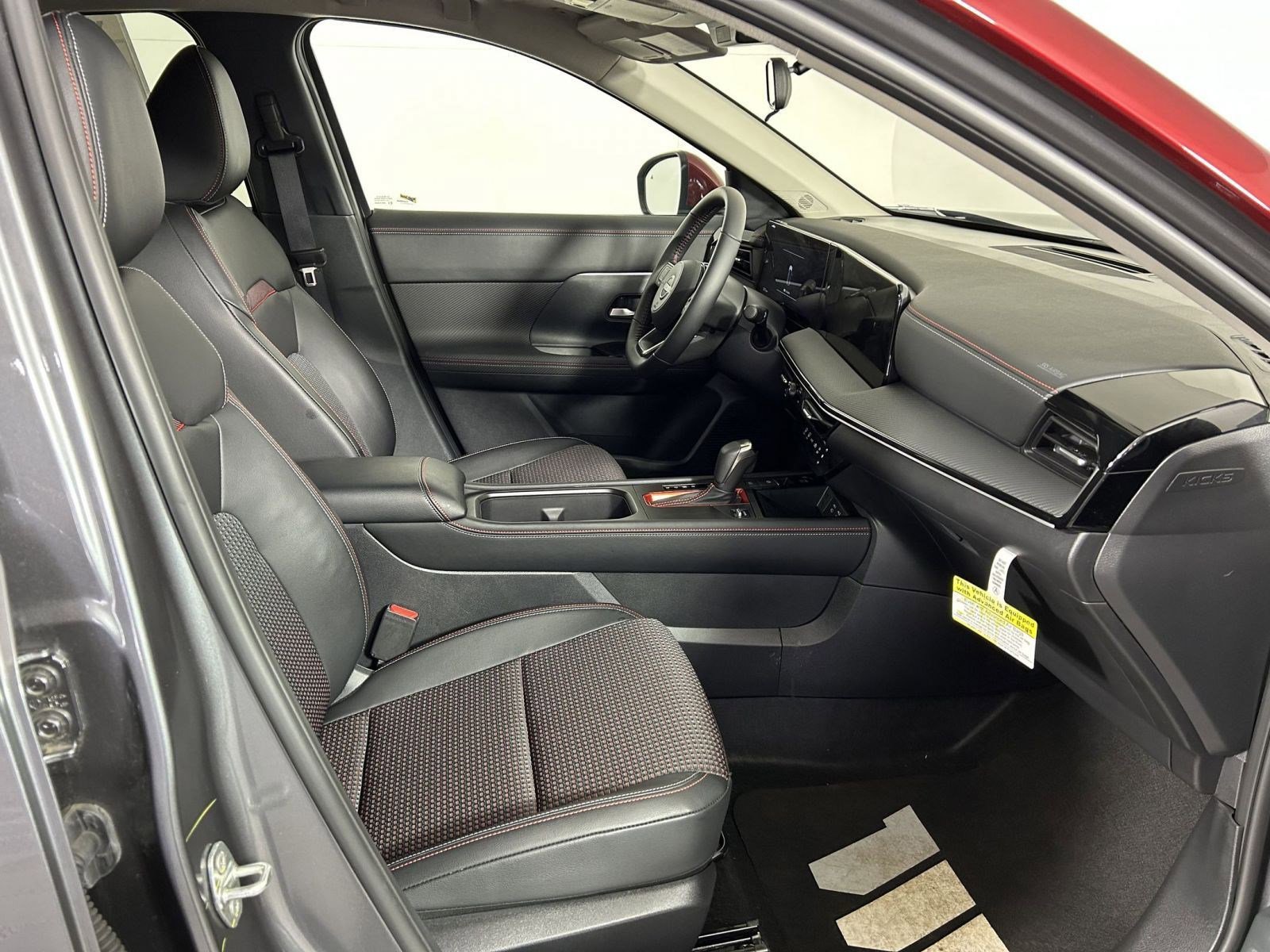 Used 2025 Nissan Kicks SR image 29