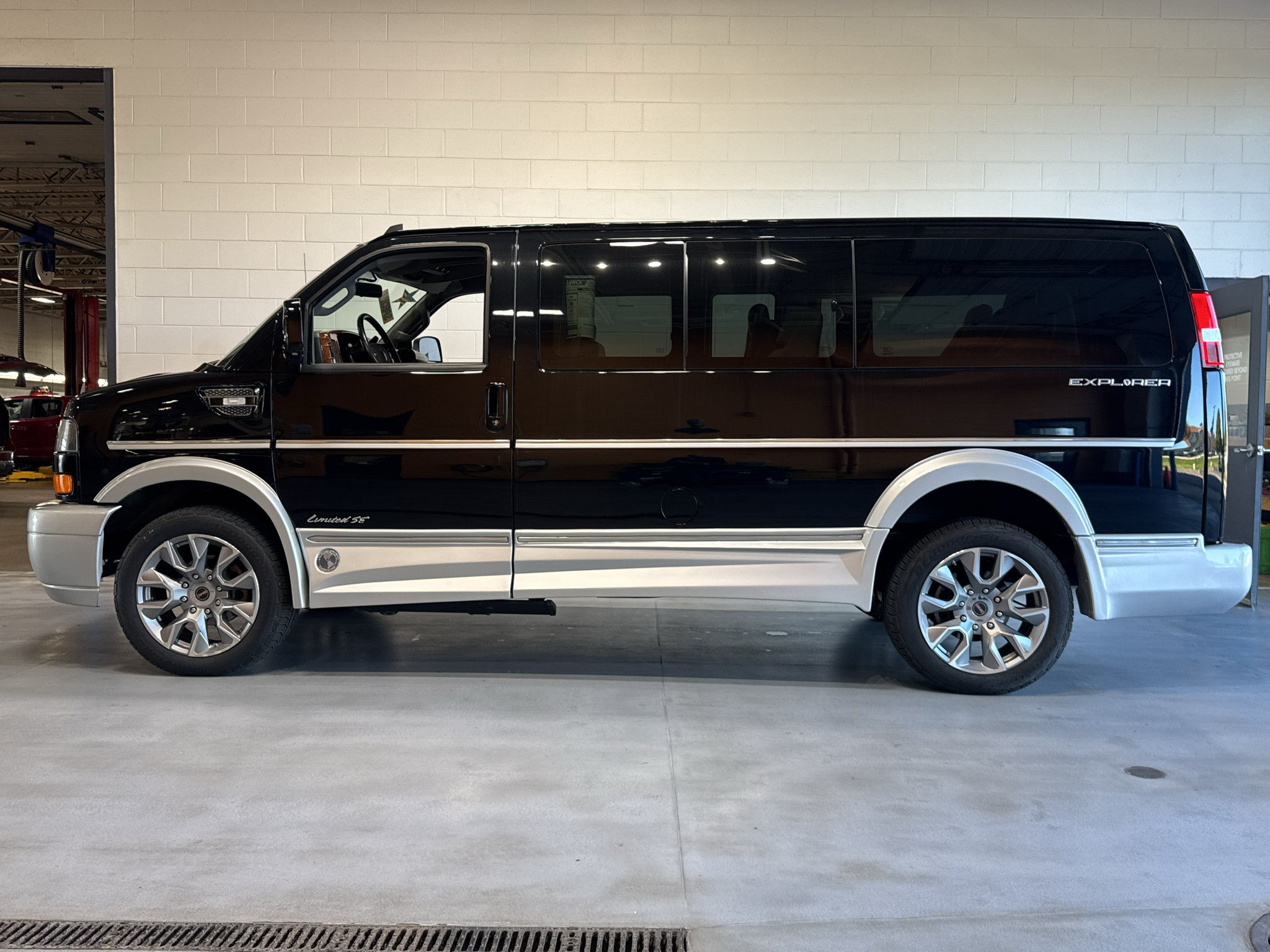 Used 2023 GMC Savana 2500 RWD image 2
