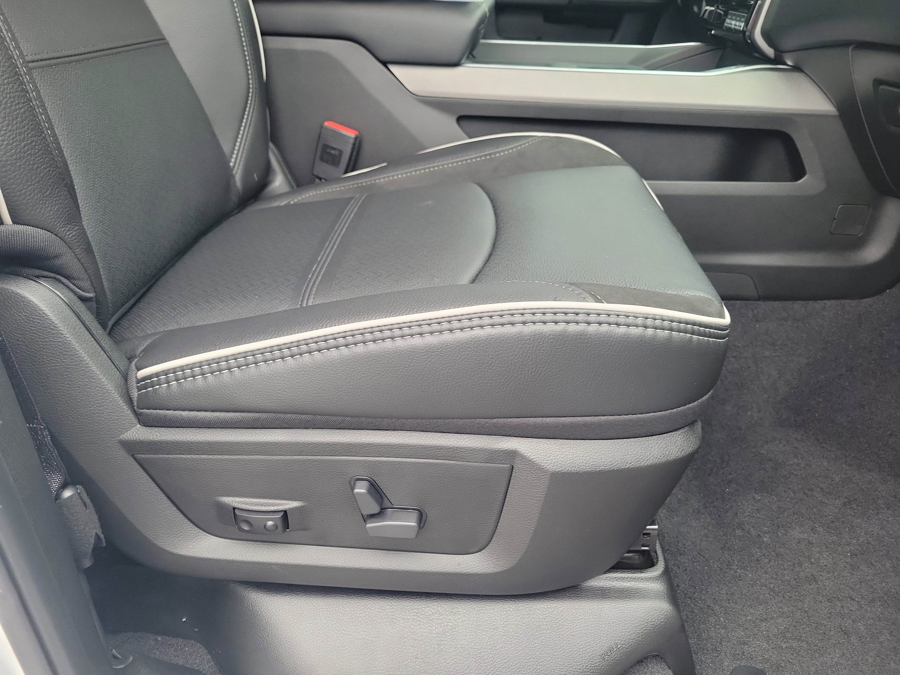 New 2026 RAM 2500 Laramie AWD/4WD image 19