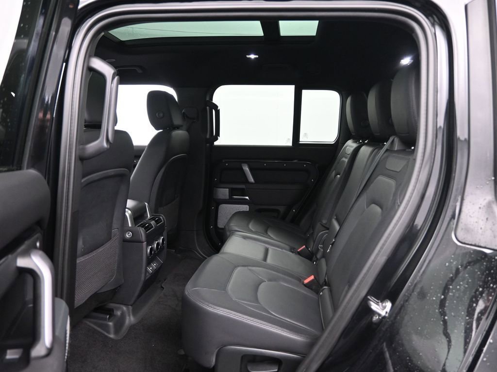 Used 2024 Land Rover Defender 130 X-Dynamic SE image 29
