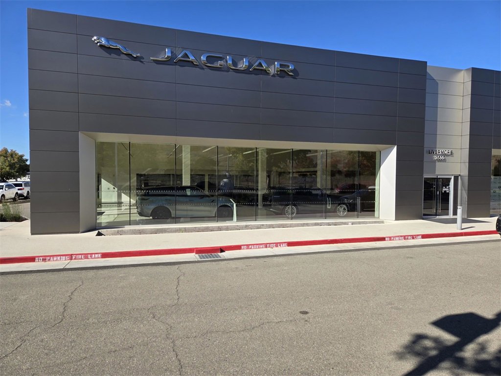 Used 2023 Porsche Taycan w/ Premium Package image 29