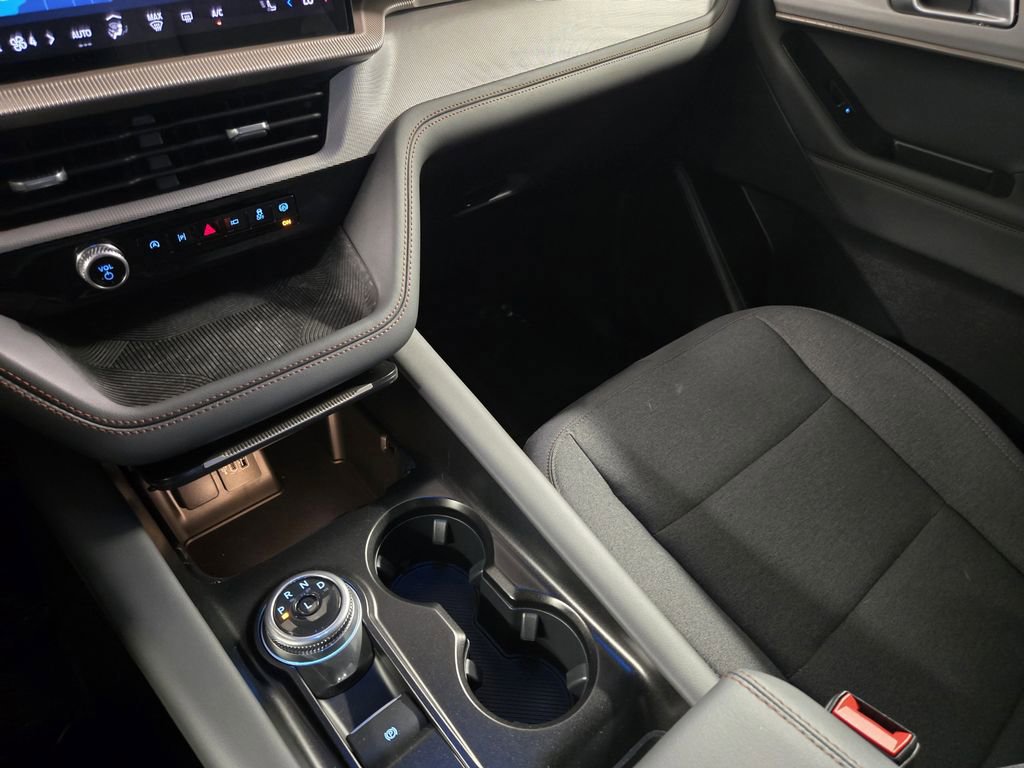 Used 2025 Ford Explorer Active AWD/4WD image 12