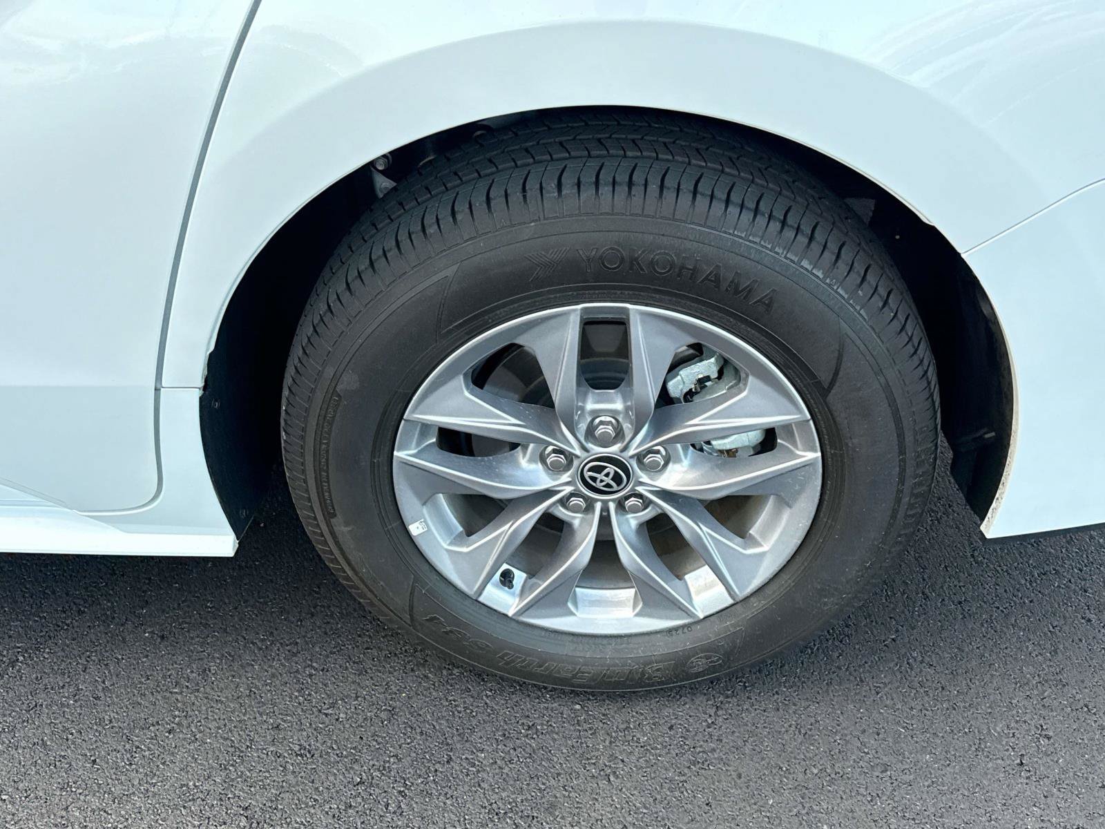 Used 2025 Toyota Sienna XLE FWD image 8
