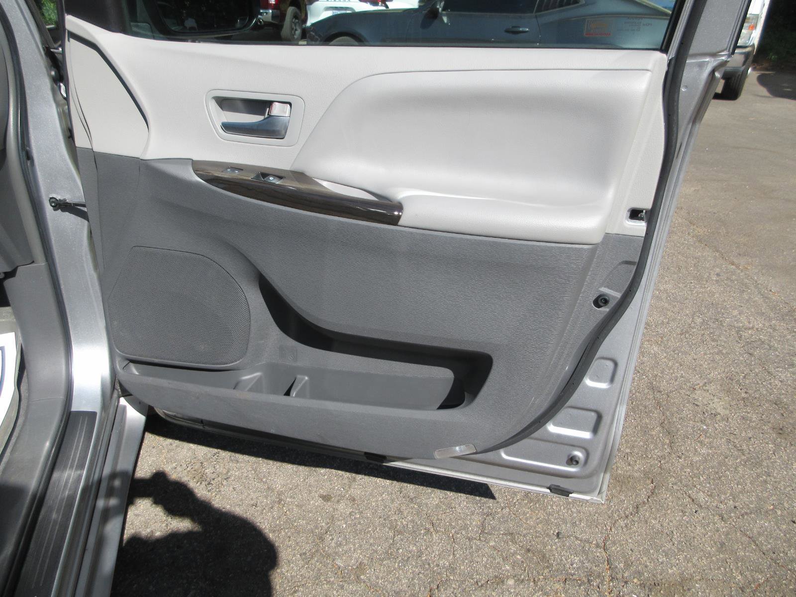 Used 2017 Toyota Sienna XLE FWD image 21