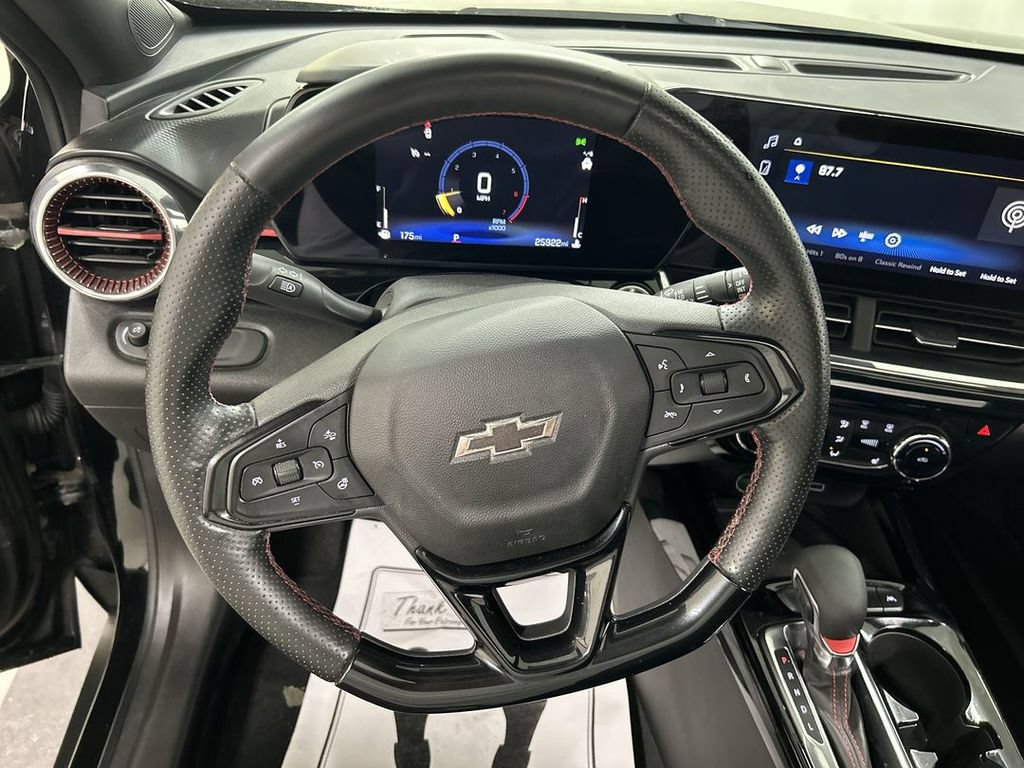Used 2025 Chevrolet Trax RS w/ Sunroof Package FWD image 4
