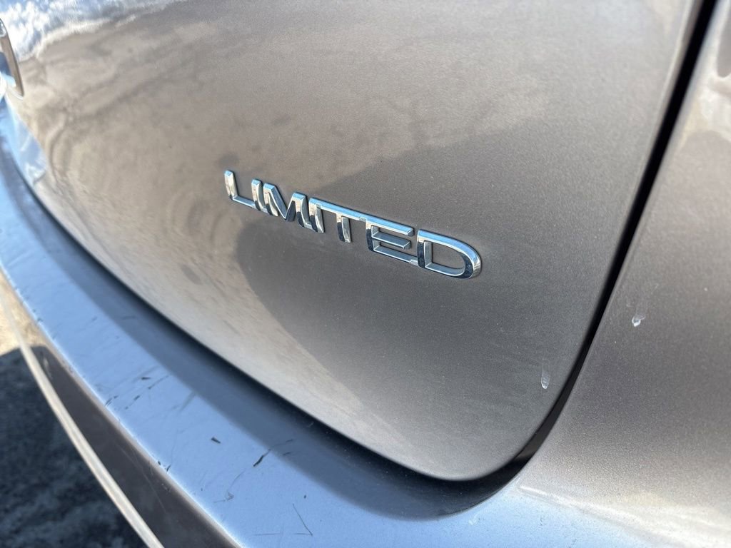 Used 2017 Chrysler Pacifica Limited w/ Tire & Wheel Group image 4