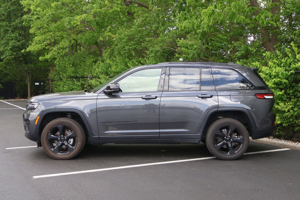 Used 2023 Jeep Grand Cherokee Altitude AWD/4WD image 4