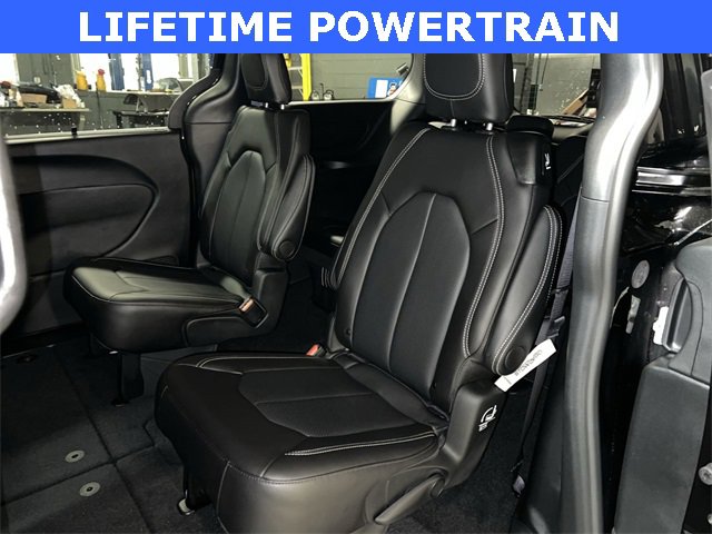 New 2026 Chrysler Pacifica Select image 17