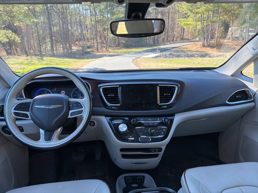 Used 2020 Chrysler Pacifica Limited image 11