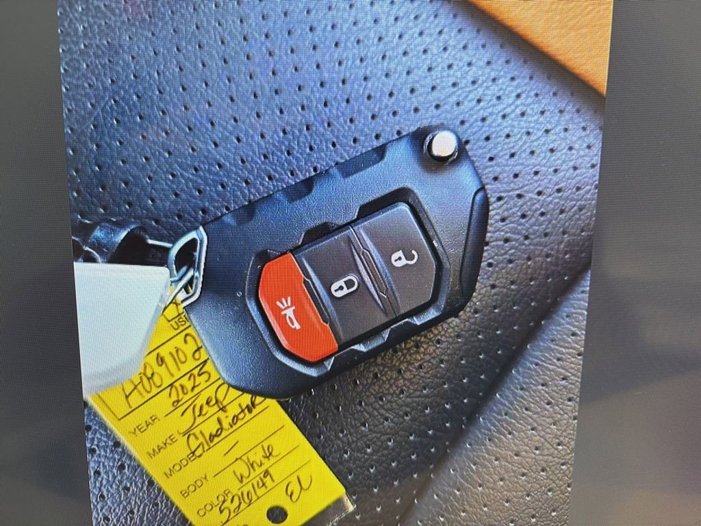 Used 2025 Jeep Gladiator Sport image 9