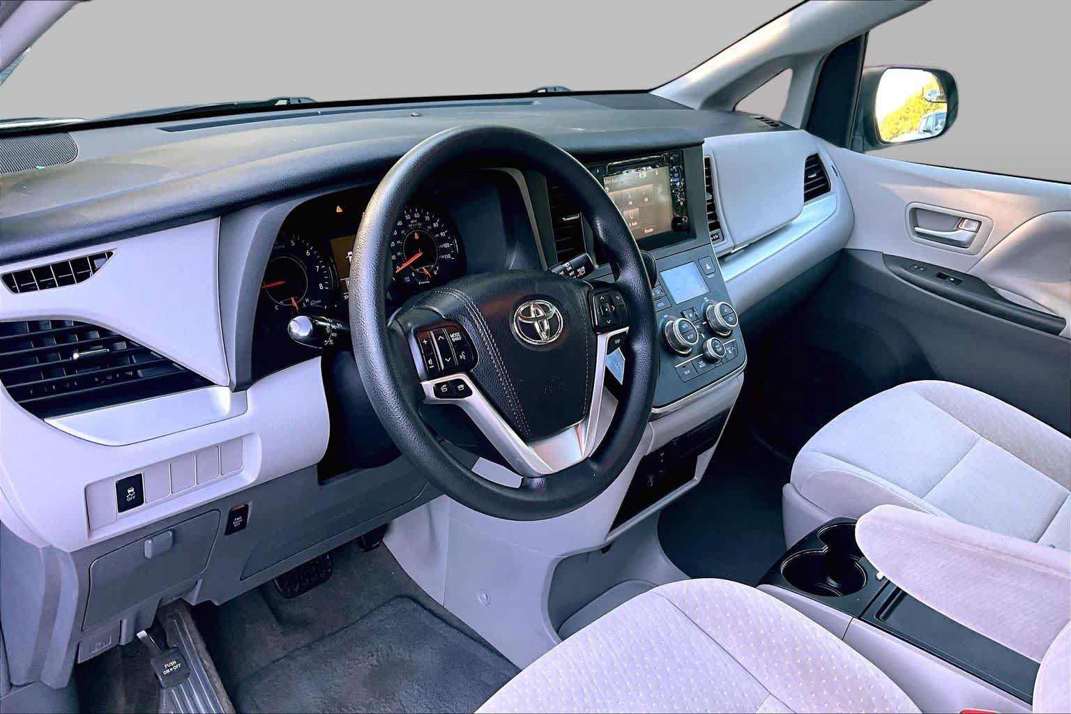 Used 2017 Toyota Sienna LE FWD image 16