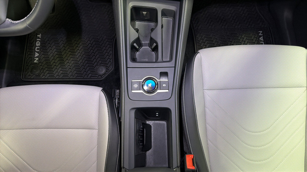 Used 2025 Volkswagen Tiguan SE AWD/4WD image 35