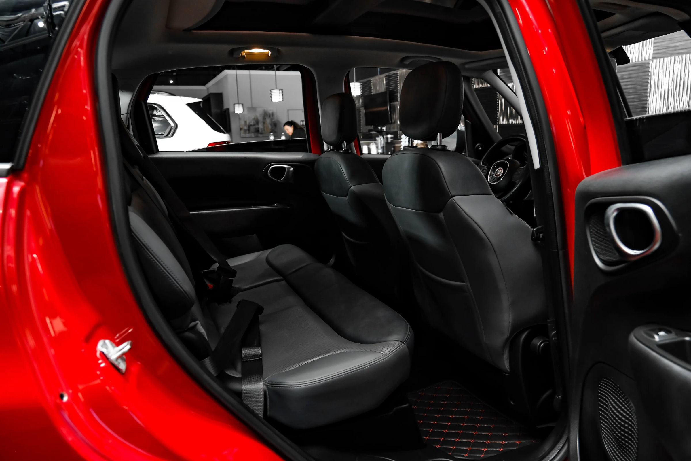 Used 2017 FIAT 500L Lounge w/ Dual-Pane Sunroof Package FWD image 34