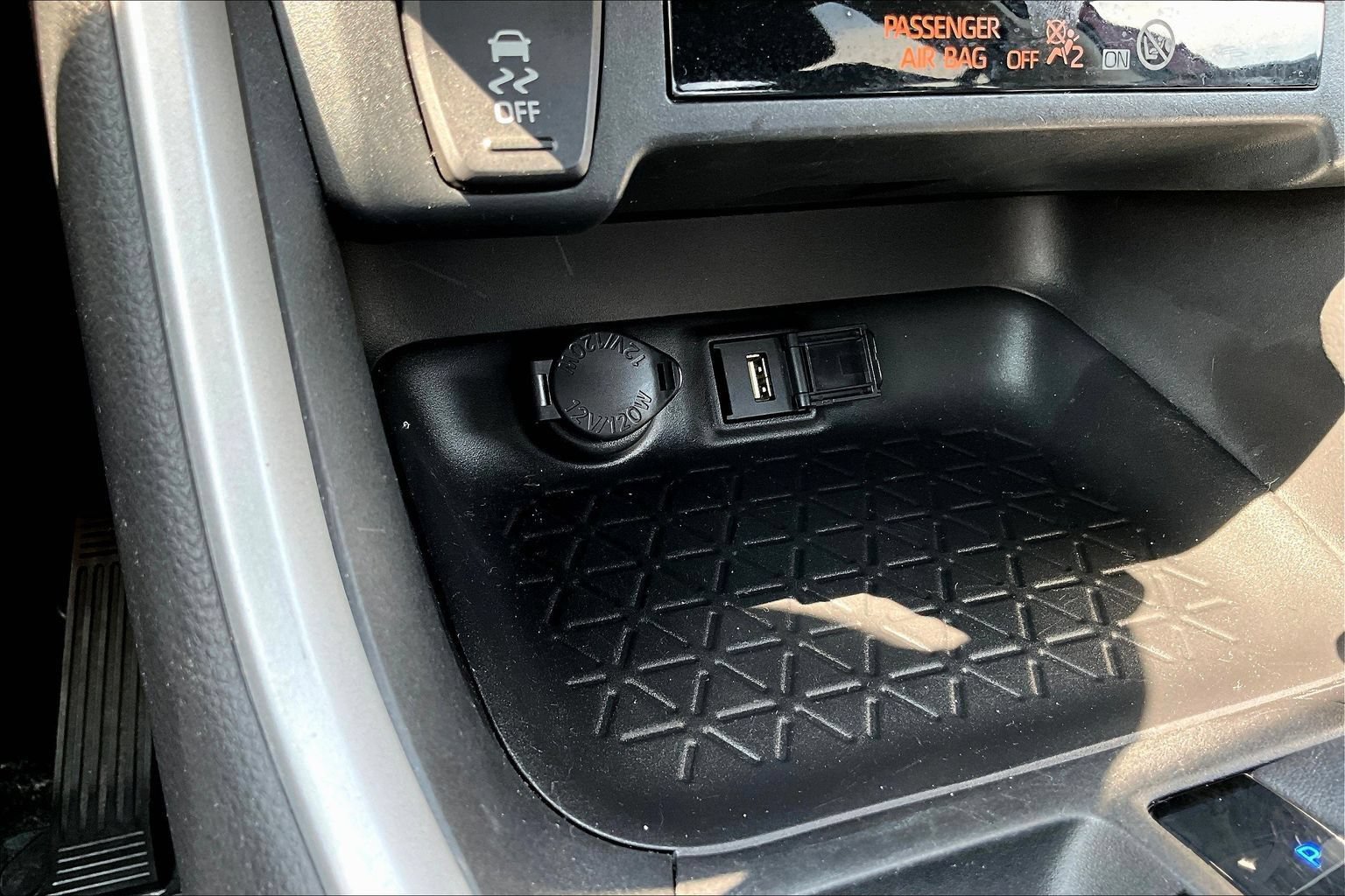 Used 2022 Toyota RAV4 LE FWD image 12