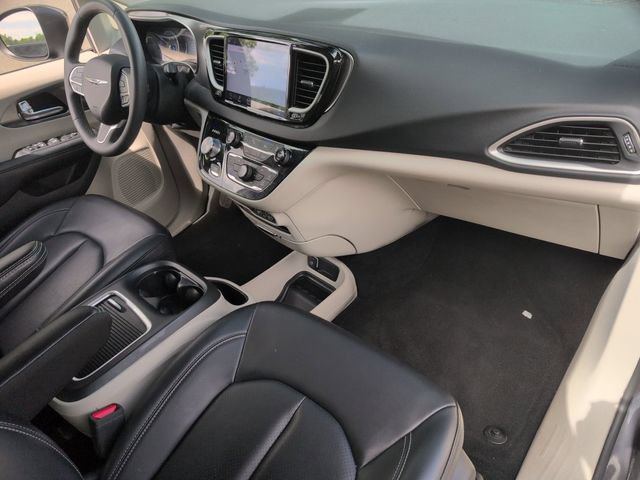 Used 2023 Chrysler Pacifica Touring-L FWD image 22
