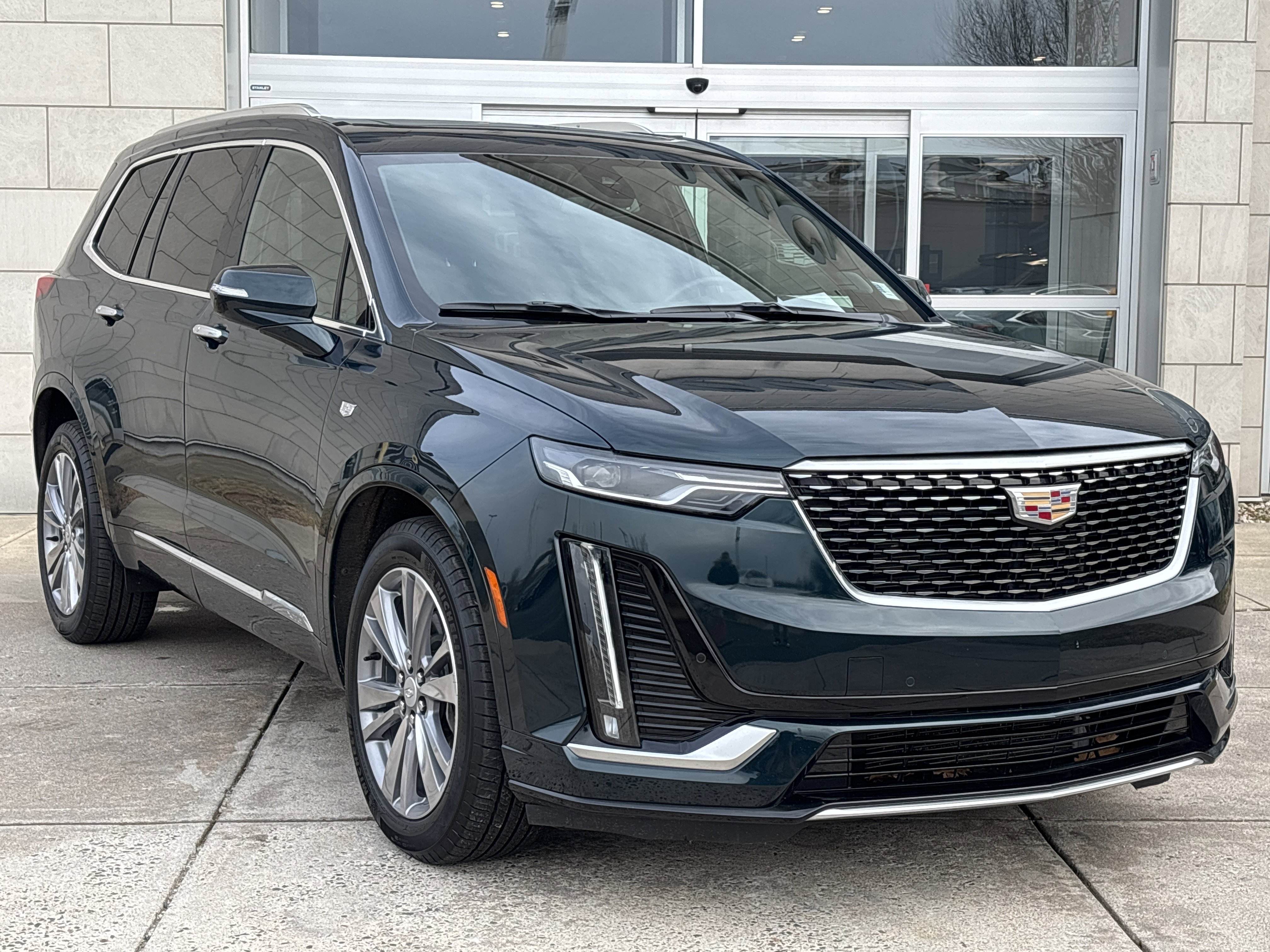 Used 2025 Cadillac XT6 Premium Luxury image 2