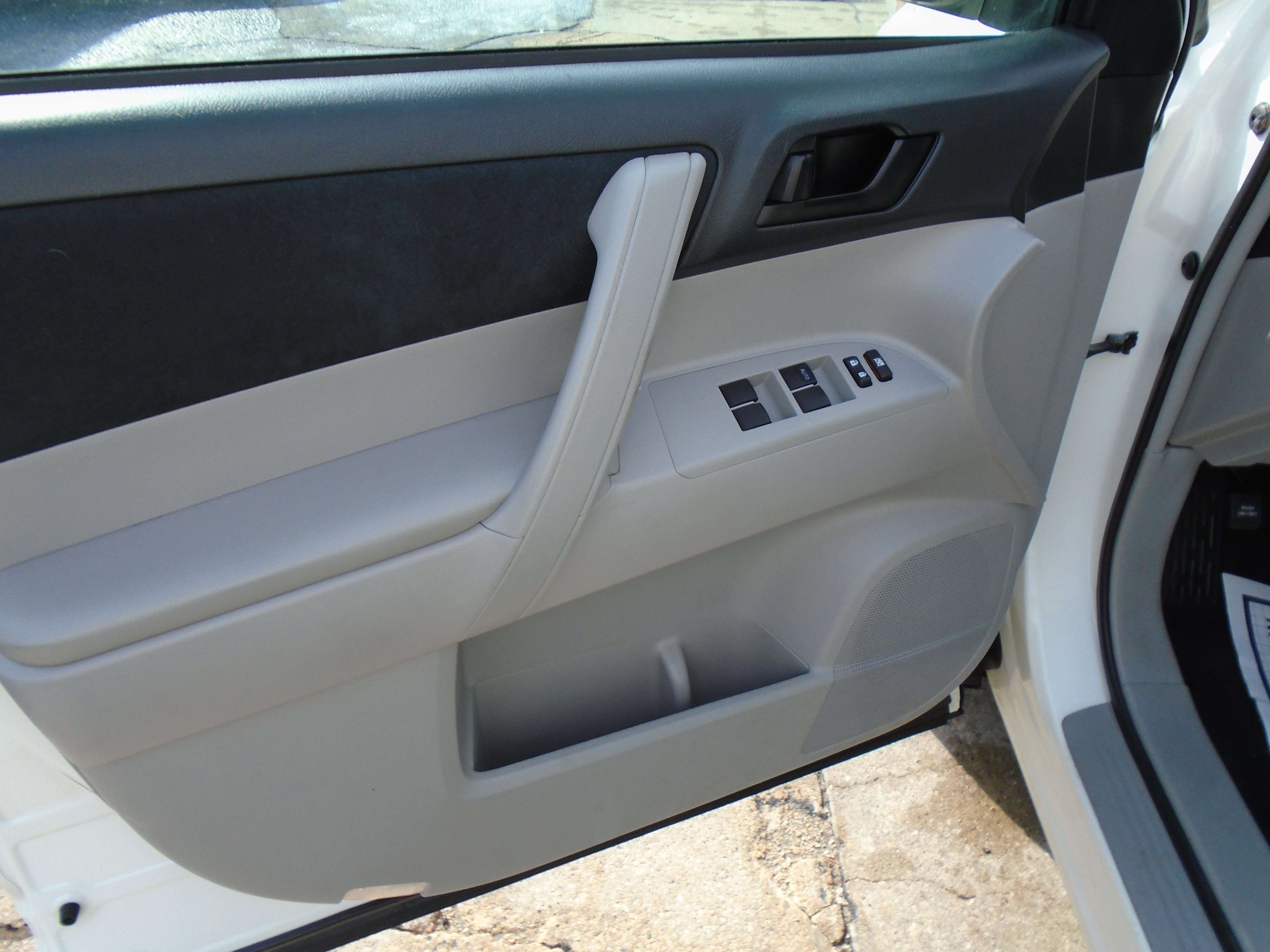 Used 2012 Toyota Highlander FWD w/ Cold Weather Pkg image 20