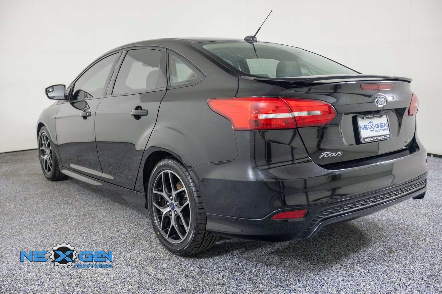 Used 2017 Ford Focus SE w/ SE Sport Package FWD image 5