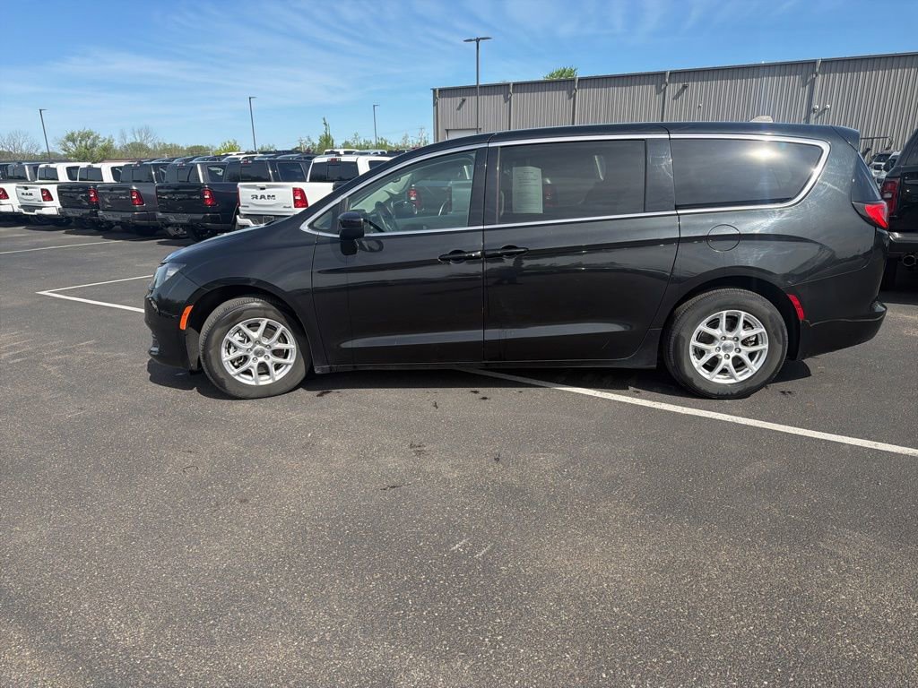 Used 2023 Chrysler Voyager LX FWD image 4