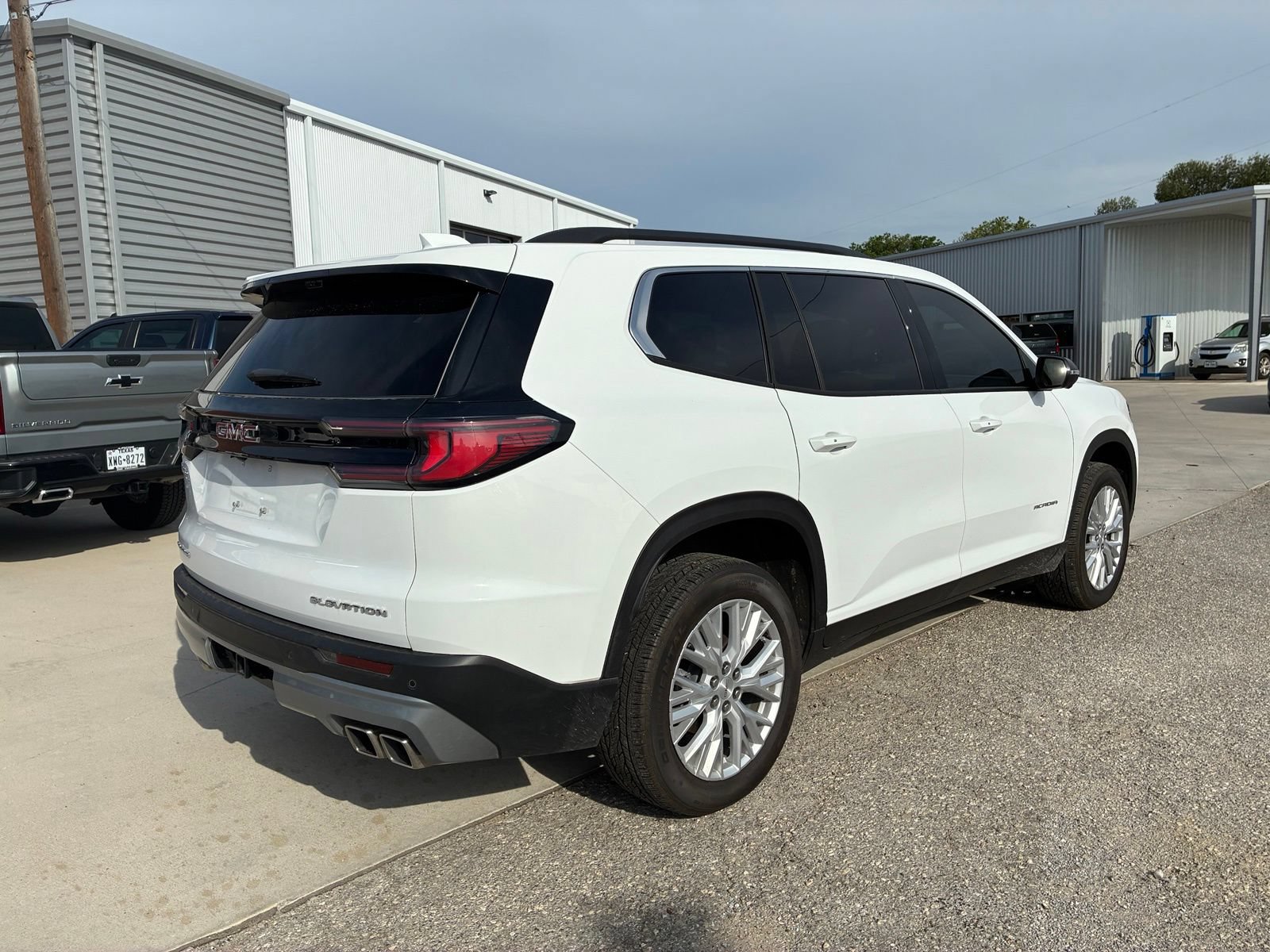 Used 2026 GMC Acadia Elevation w/ Elevation Premium Package FWD image 13