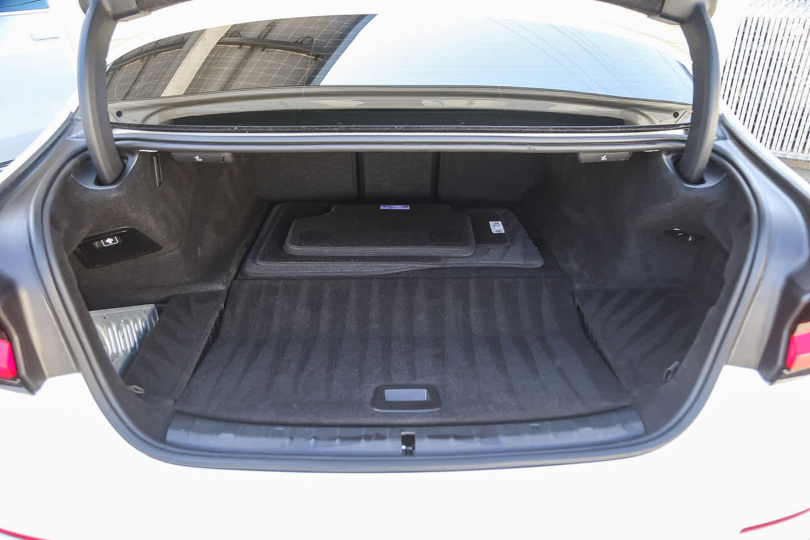 Used 2023 BMW 530e w/ Convenience Package image 23