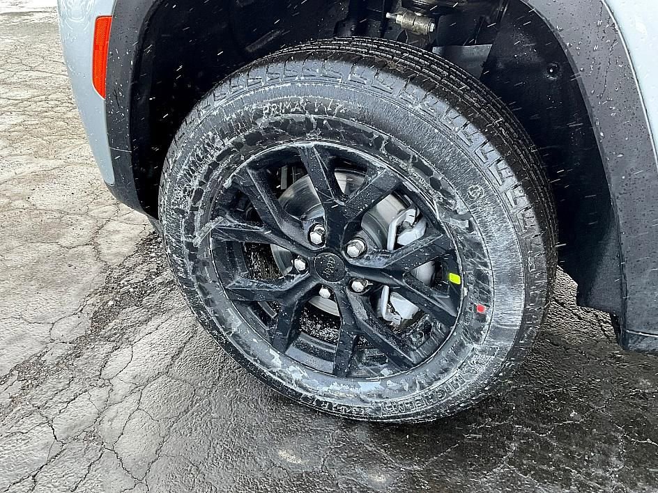 New 2026 Jeep Grand Cherokee Laredo image 11