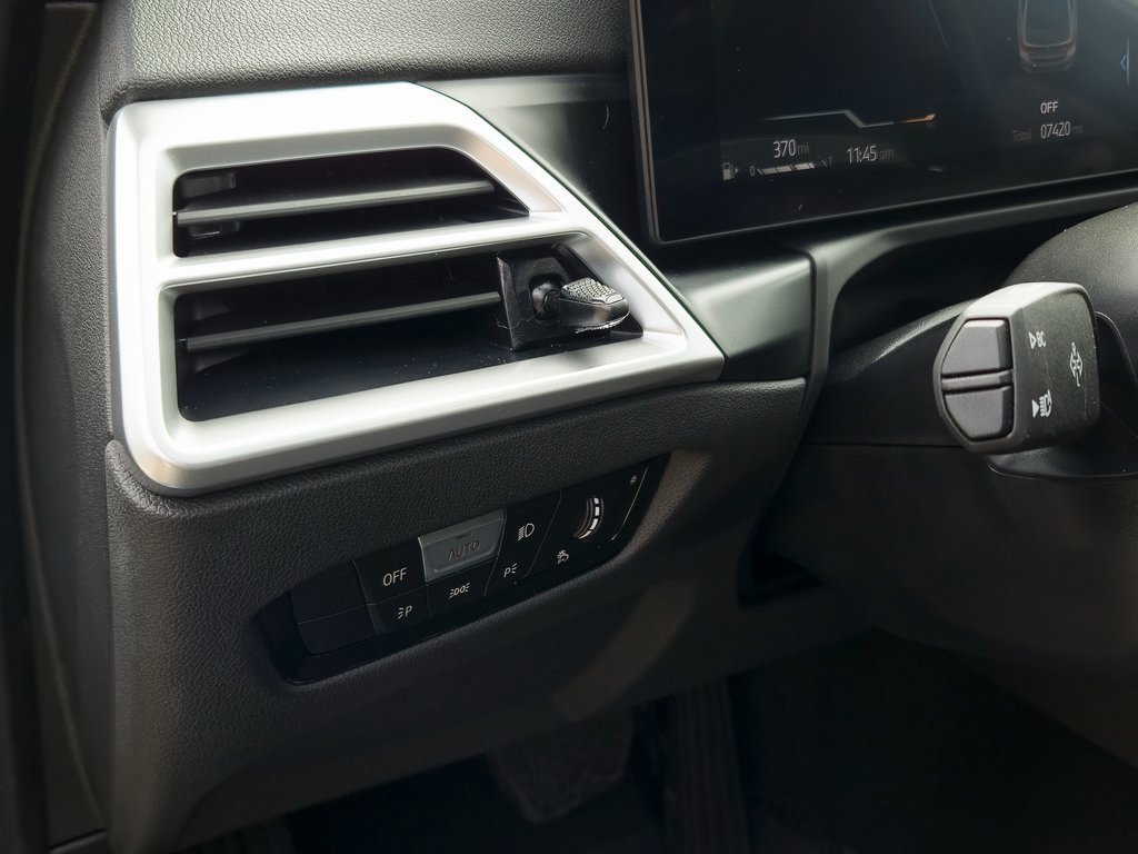 Used 2025 BMW 330i Sedan w/ Convenience Package image 13