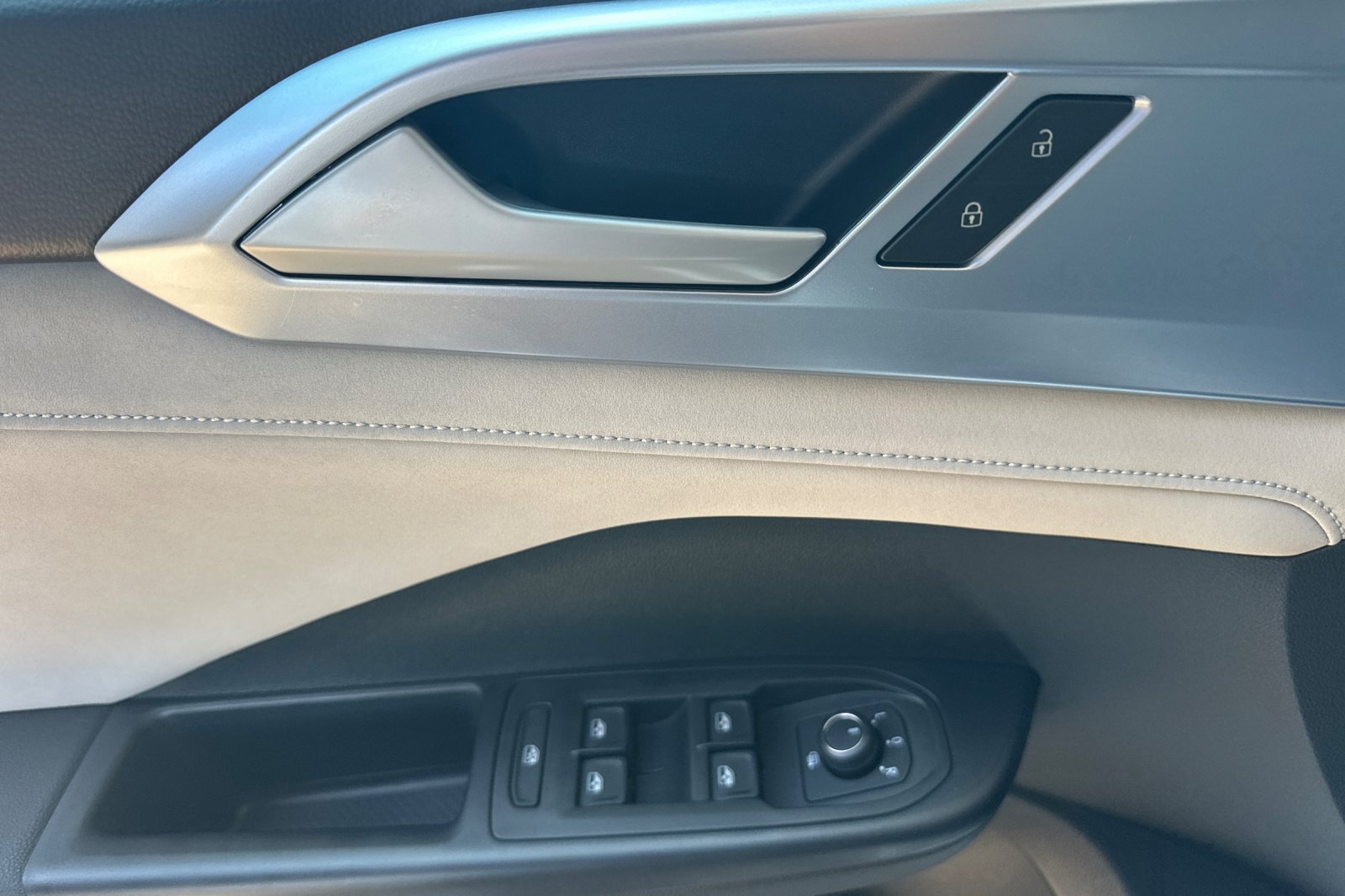 New 2027 Volkswagen Taos SE FWD image 9