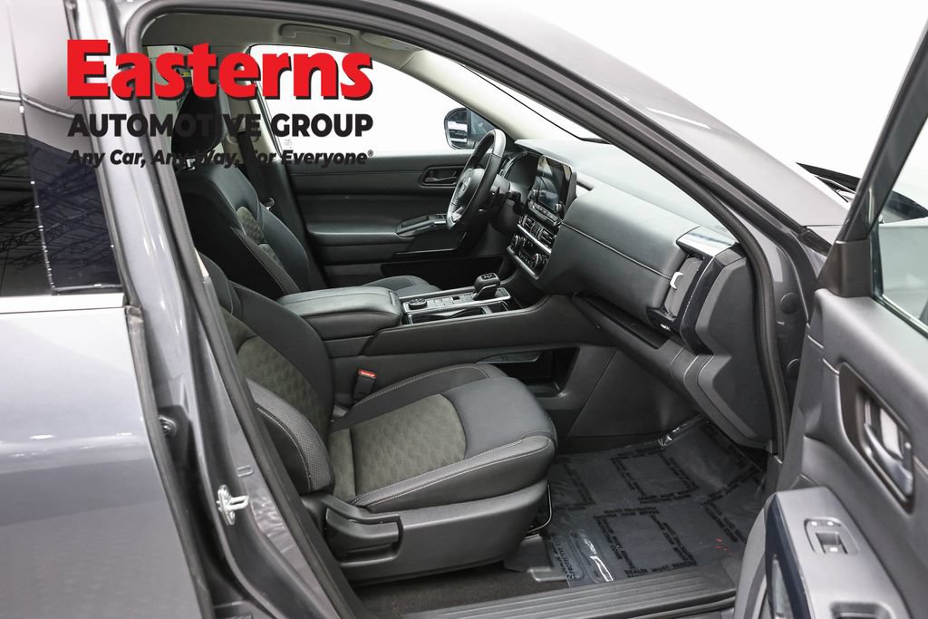 Used 2024 Nissan Pathfinder SV AWD/4WD image 23