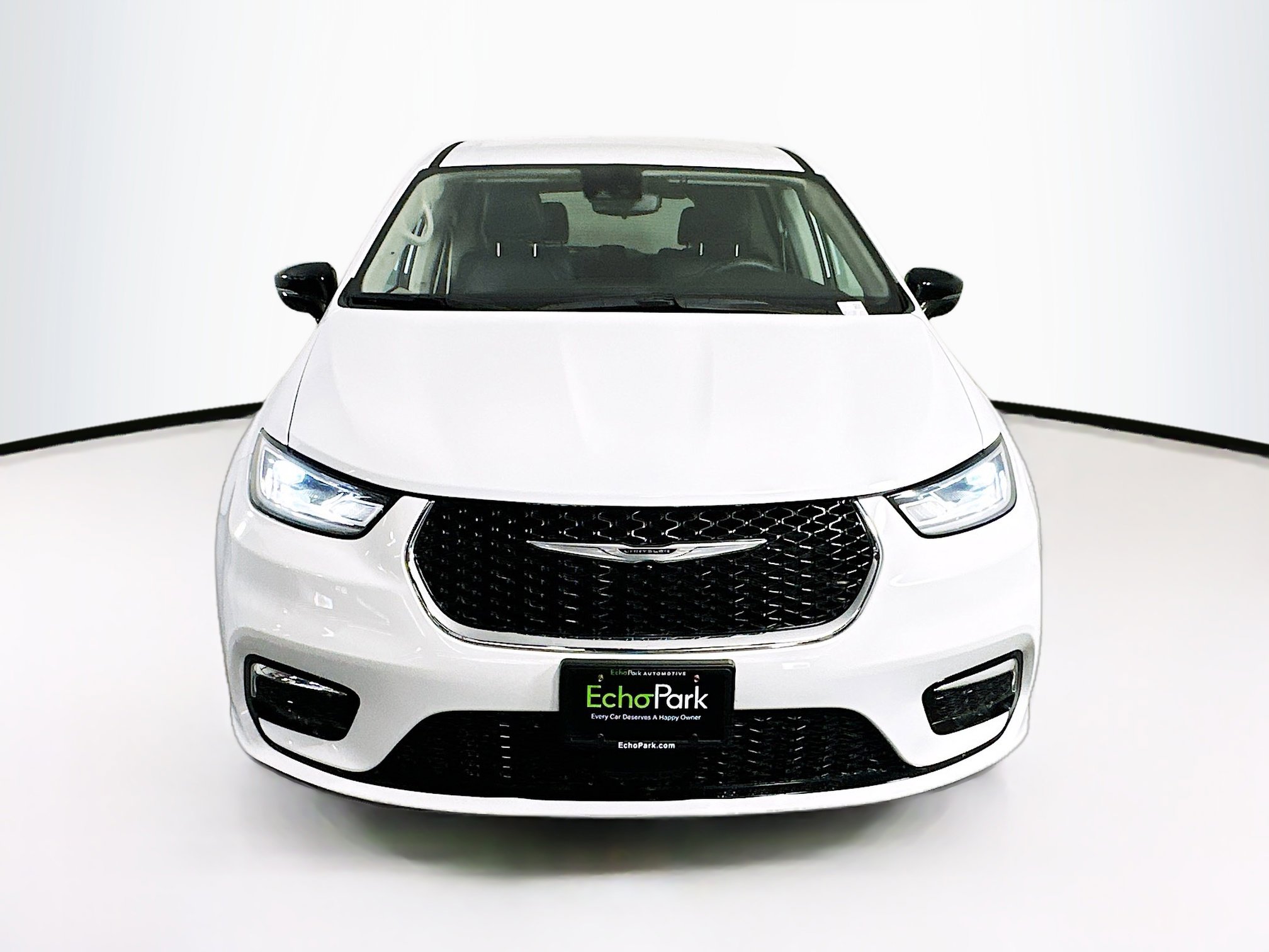 Used 2024 Chrysler Pacifica Touring-L image 2