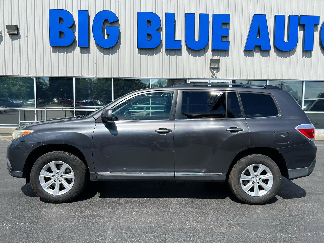 Used 2011 Toyota Highlander SE w/ Tow Pkg AWD/4WD image 2