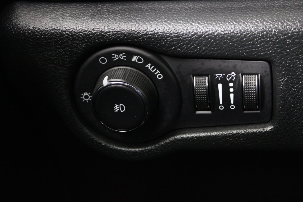 Used 2026 Chrysler Pacifica Limited FWD image 24