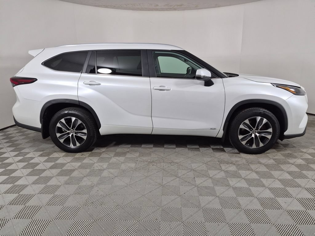 Used 2025 Toyota Highlander XLE AWD/4WD image 2