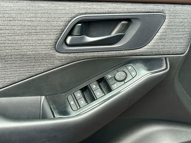 Used 2023 Nissan Rogue S image 17