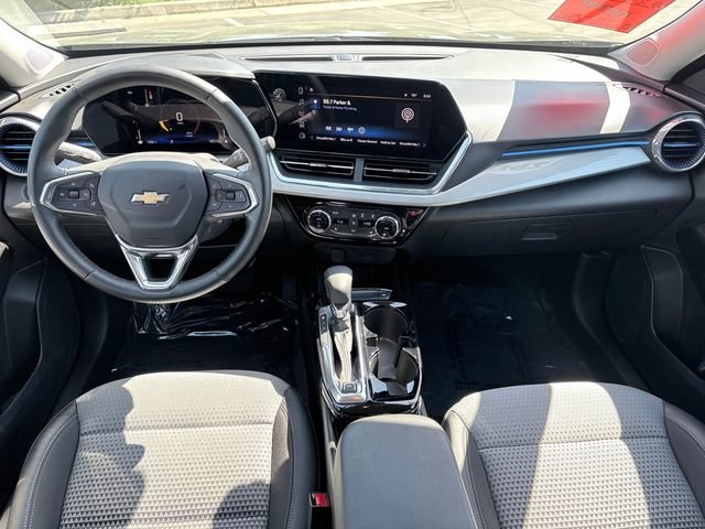 Used 2025 Chevrolet Trax LT w/ LT Convenience Package FWD image 8