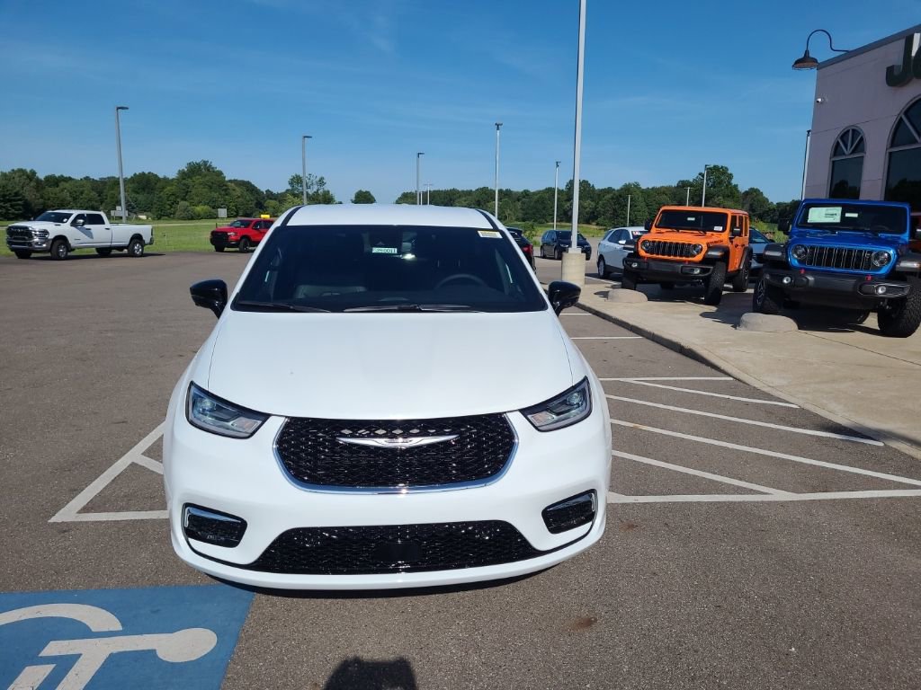 New 2025 Chrysler Pacifica Select image 3