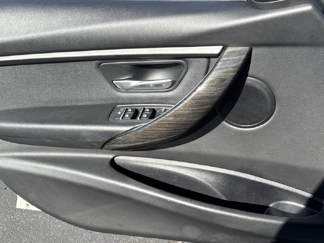 Used 2018 BMW 320i Sedan w/ Convenience Package RWD image 8